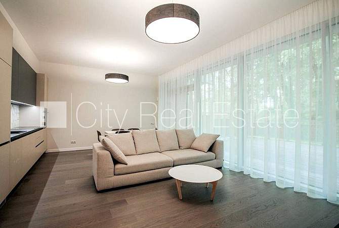 Новостройка, благоустроенная озеленённая территория, подъездная дорога покрыта Юрмала - изображение 19