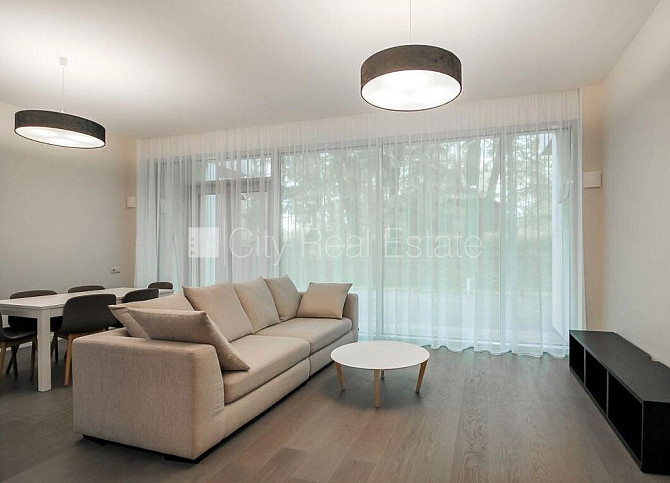 Новостройка, благоустроенная озеленённая территория, подъездная дорога покрыта Юрмала - изображение 18