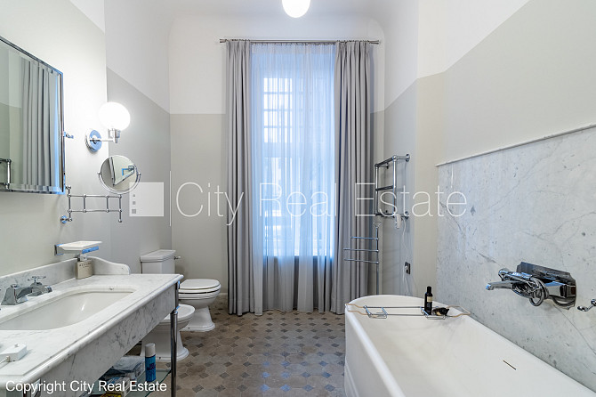 Фасадный дом, реновированный дом, закрытый двор, место для машины, вход с улицы и Рига - изображение 19