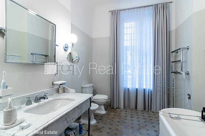 Фасадный дом, реновированный дом, закрытый двор, место для машины, вход с улицы и Рига - изображение 18