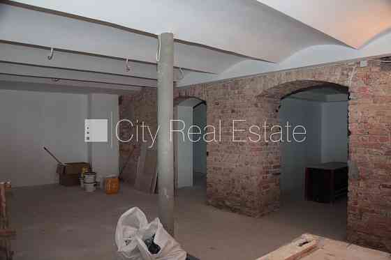 Фасадный дом, фасад с декоративной штукатуркой, закрытый двор, место для машины, Rīga