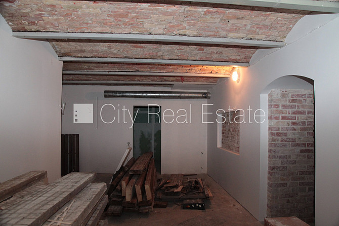 Фасадный дом, фасад с декоративной штукатуркой, закрытый двор, место для машины, Рига - изображение 8