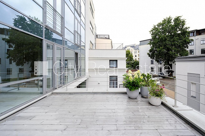 Fasādes māja, slēgts pagalms, iežogota teritorija, vieta vairākām automašīnām, beletāža, Rīga - foto 16