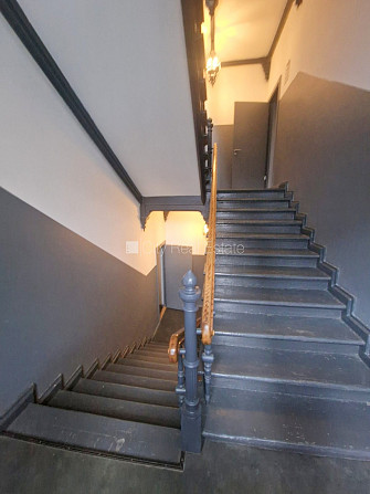 Fasādes māja, renovēta māja, slēgts pagalms, ieeja no ielas, kāpņu telpa pēc kapitālā Rīga - foto 14