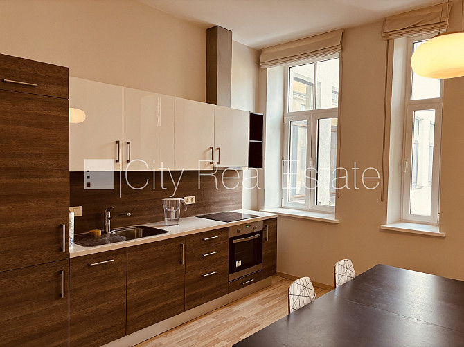 Renovēta māja, logi vērsti uz pagalma pusi, viesistaba, viena telpa caurstaigājama, virtuve, Rīga - foto 5