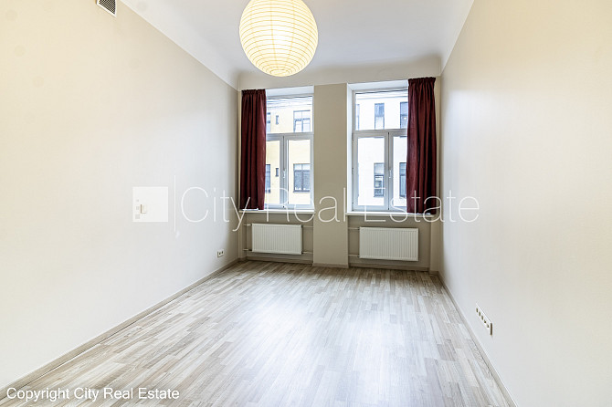 Fasādes māja, ieeja no ielas, ir lifts, kāpņu telpa pēc kapitālā remonta, guļamistabu Rīga - foto 10