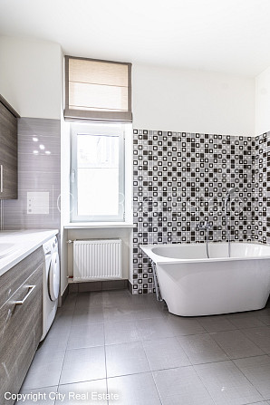 Fasādes māja, ieeja no ielas, ir lifts, kāpņu telpa pēc kapitālā remonta, guļamistabu Rīga - foto 18