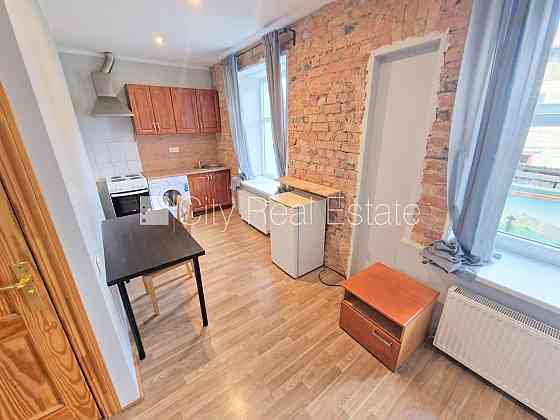 Здание во дворе, реновированный дом, закрытый двор, вход со двора, лестничная Rīga