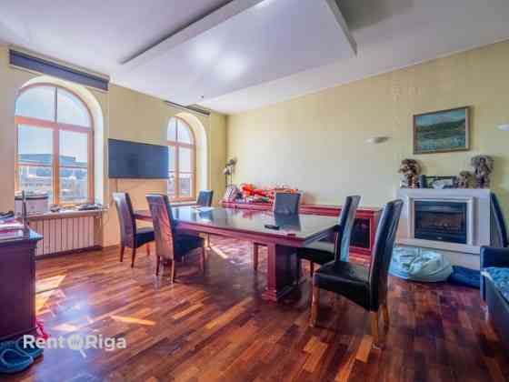 Тихая и солнечная двухуровневая квартира с террасой, сауной и 2 каминами.  На Rīga