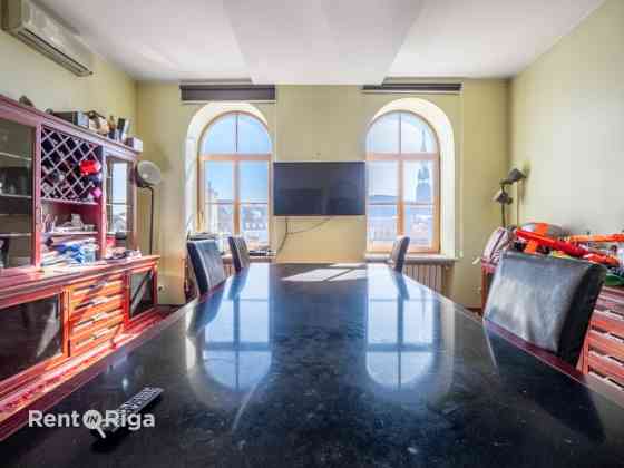 Тихая и солнечная двухуровневая квартира с террасой, сауной и 2 каминами.  На Rīga