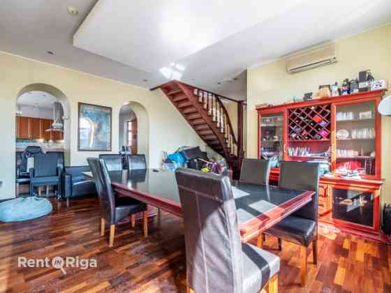 Тихая и солнечная двухуровневая квартира с террасой, сауной и 2 каминами.  На Rīga
