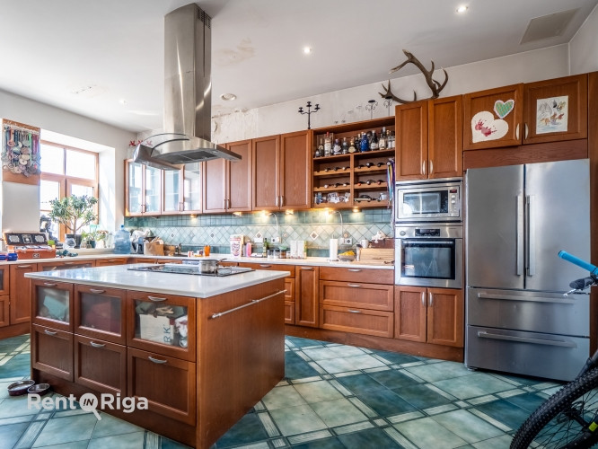 Kluss un saulains 2-stāvu dzīvoklis ar terasi, saunu un 2 kamīniem.  Pirmajā līmenī ir Rīga - foto 7