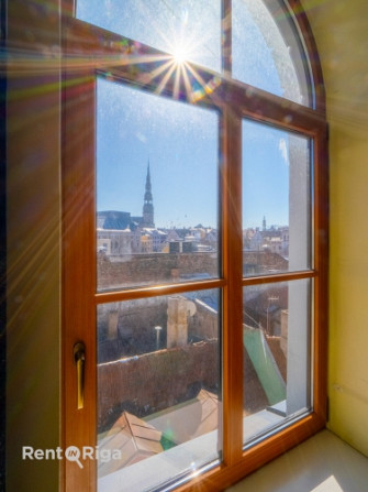 Kluss un saulains 2-stāvu dzīvoklis ar terasi, saunu un 2 kamīniem.  Pirmajā līmenī ir Rīga - foto 6