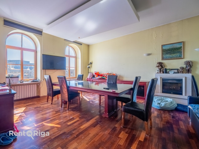 Kluss un saulains 2-stāvu dzīvoklis ar terasi, saunu un 2 kamīniem.  Pirmajā līmenī ir Rīga - foto 3