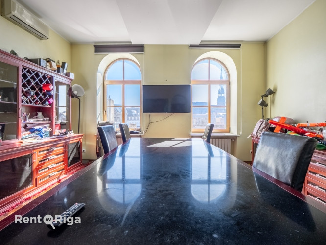 Kluss un saulains 2-stāvu dzīvoklis ar terasi, saunu un 2 kamīniem.  Pirmajā līmenī ir Rīga - foto 4