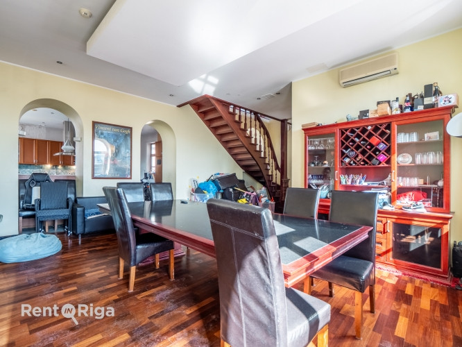 Kluss un saulains 2-stāvu dzīvoklis ar terasi, saunu un 2 kamīniem.  Pirmajā līmenī ir Rīga - foto 5