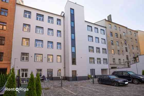 Pilnībā renovētā piecstāvu namā Rīgas centrā, Aleksandra Čaka iela 123 ir iespējams iznomāt komercte Rīga