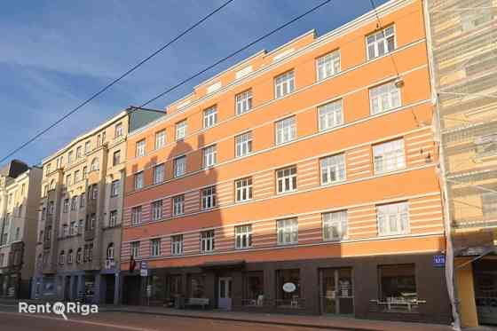 Pilnībā renovētā piecstāvu namā Rīgas centrā, Aleksandra Čaka iela 123 ir iespējams iznomāt komercte Rīga