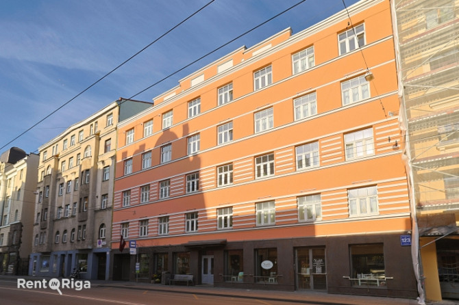 Pilnībā renovētā piecstāvu namā Rīgas centrā, Aleksandra Čaka iela 123 ir iespējams Rīga - foto 2