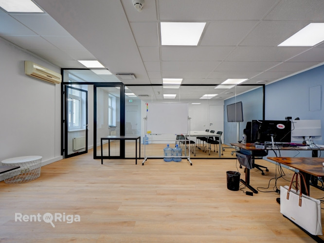 Biroja telpas labi uzturētā biroju ēkā Meierovica bulvārī 16, minūtes gājiena attālumā no Rīga - foto 3