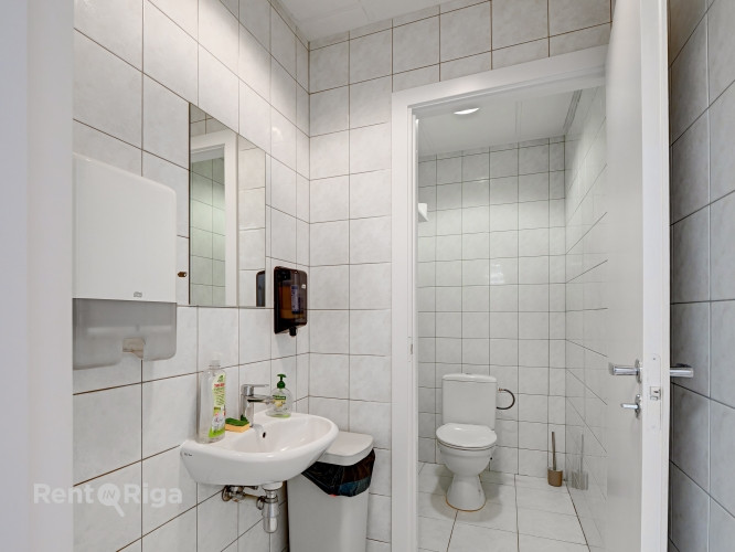 Biroja telpas labi uzturētā biroju ēkā Meierovica bulvārī 16, minūtes gājiena attālumā no Rīga - foto 7