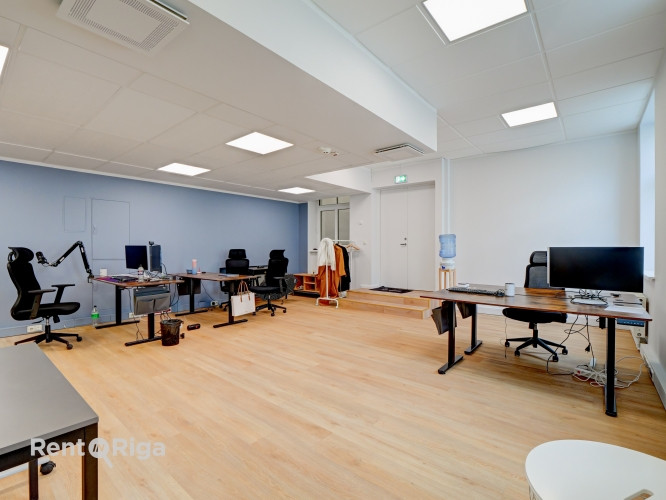 Biroja telpas labi uzturētā biroju ēkā Meierovica bulvārī 16, minūtes gājiena attālumā no Rīga - foto 6
