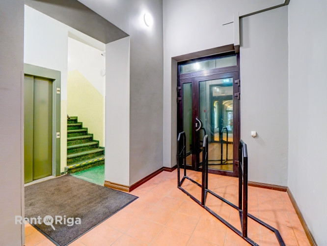 Biroja telpas labi uzturētā biroju ēkā Meierovica bulvārī 16, minūtes gājiena attālumā no Rīga - foto 9