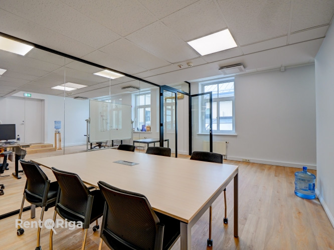 Biroja telpas labi uzturētā biroju ēkā Meierovica bulvārī 16, minūtes gājiena attālumā no Rīga - foto 1