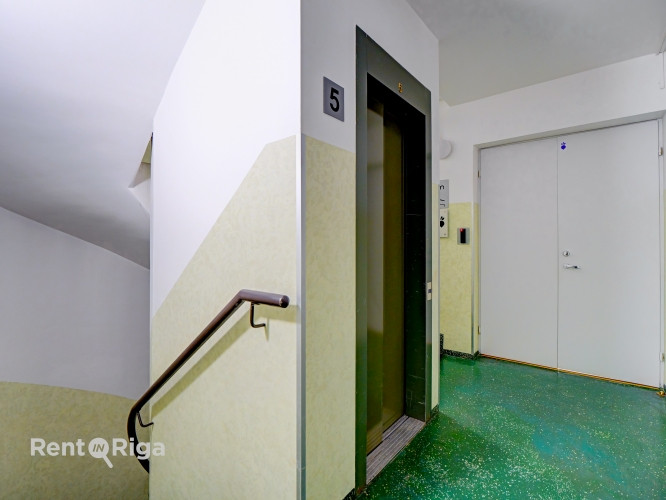 Biroja telpas labi uzturētā biroju ēkā Meierovica bulvārī 16, minūtes gājiena attālumā no Rīga - foto 8
