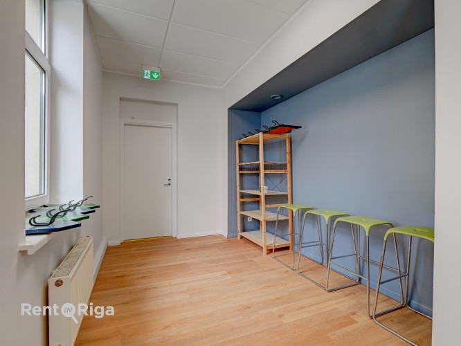 Biroja telpas labi uzturētā biroju ēkā Meierovica bulvārī 16, minūtes gājiena attālumā no Rīga - foto 5