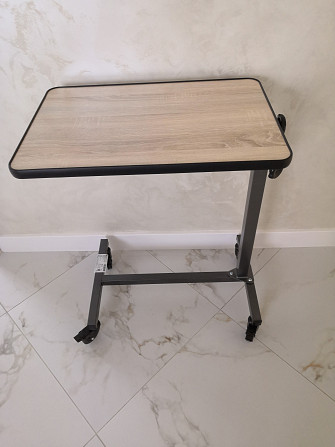 Продаю удобный прикроватный стол для пациента идеален для ухода на дому, а также может... Рижский район - изображение 6