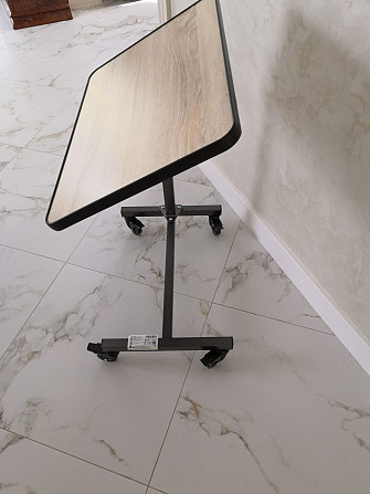 Продаю удобный прикроватный стол для пациента идеален для ухода на дому, а также может... Рижский район - изображение 3