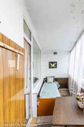 Фасадный дом, благоустроенная озеленённая территория, места для нескольких Рига