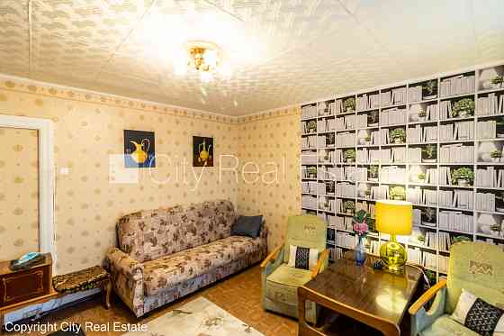 Фасадный дом, благоустроенная озеленённая территория, места для нескольких Рига