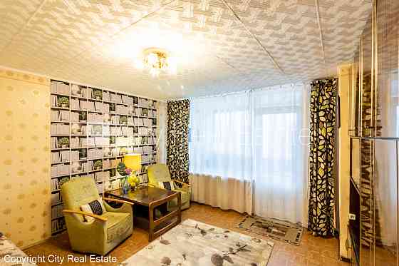 Фасадный дом, благоустроенная озеленённая территория, места для нескольких Рига