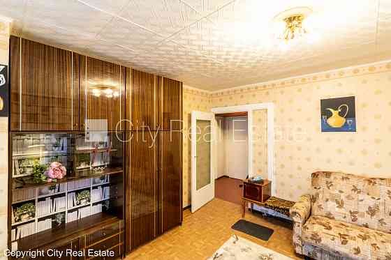 Фасадный дом, благоустроенная озеленённая территория, места для нескольких Рига