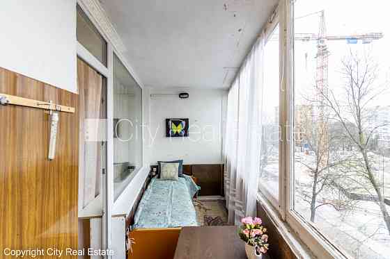 Фасадный дом, благоустроенная озеленённая территория, места для нескольких Рига