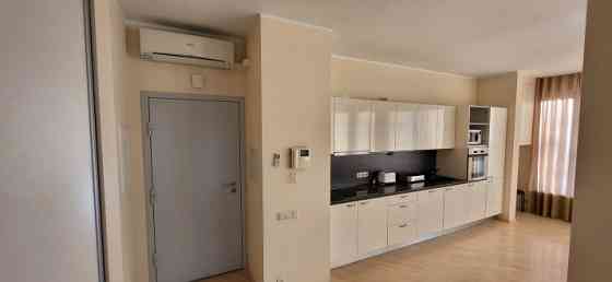 Īrei pieejams kvalitatīvs 3-istabu dzīvoklis projektā "Dienvidu pakavs".  Pārdomāts dzīvokļa plānoju Rīga