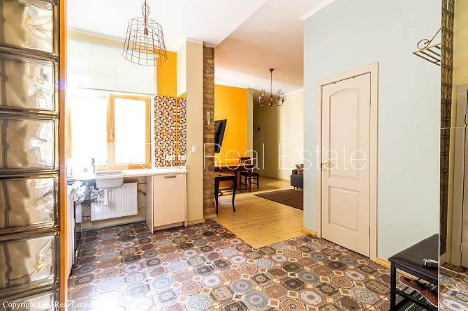 Pagalma ēka, renovēta māja, labiekārtots apzaļumots pagalms, slēgts pagalms, iežogota Rīga - foto 14