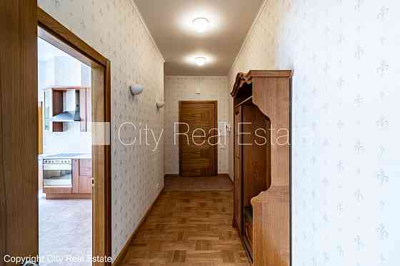 Фасадный дом, реновированный дом, закрытый двор, место для машины, вход с улицы и Rīga