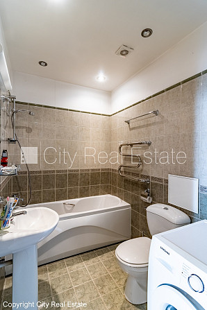 Фасадный дом, реновированный дом, закрытый двор, место для машины, вход с улицы и Рига - изображение 13