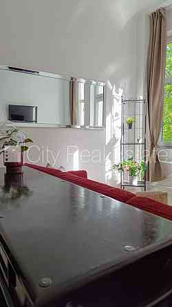 Фасадный дом, реновированный дом, вход с улицы, лифт, лестничная клетка после Rīga