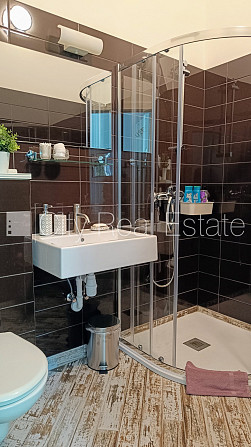 Фасадный дом, реновированный дом, вход с улицы, лифт, лестничная клетка после Рига - изображение 11