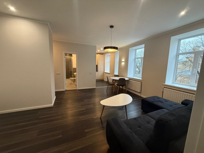 Izīrē 2 istabu dzīvokli Rīgas centrā!  Svaigi izremontēts dzīvoklis ar iespēju auto Rīga - foto 1