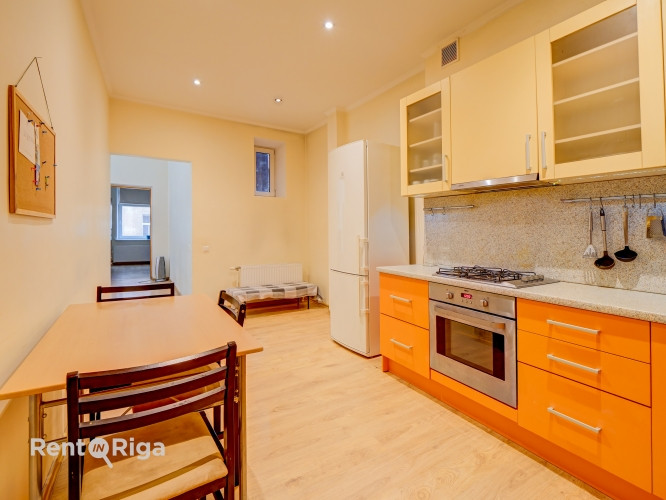 Izīrē 4 istabu dzīvokli Rīgas centrā!  Dzīvokļa plānojums ir ērts un funkcionāls  tajā Rīga - foto 8