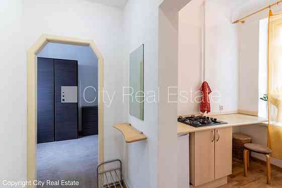 Дом во дворе, реновированный дом, закрытая территория, вход с улицы и со двора, Рига