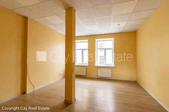 Фасадный дом, места для нескольких машин, до детской игровой площадки 50 м, окна Rīga