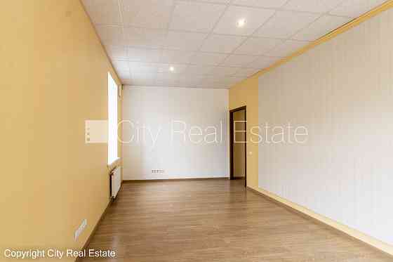 Фасадный дом, места для нескольких машин, до детской игровой площадки 50 м, окна Rīga