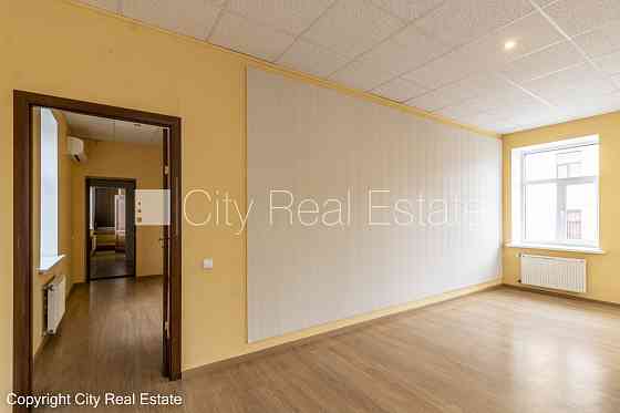 Фасадный дом, места для нескольких машин, до детской игровой площадки 50 м, окна Rīga