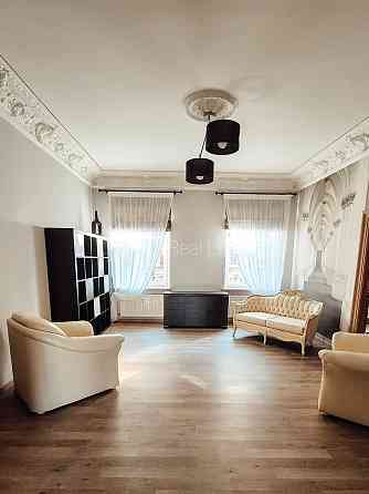 Фасадный дом, закрытый двор, вход с улицы, окна выходят в обе стороны дома, Рига